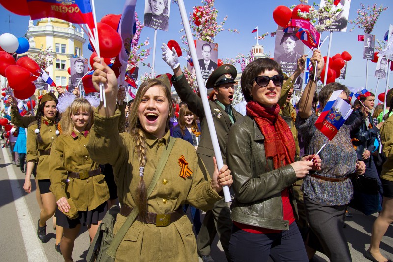1 мая праздник день победы. Празднуем день Победы. Радостные люди на параде. День Победы радостные люди. Празднования дня Победы в Кемерово.