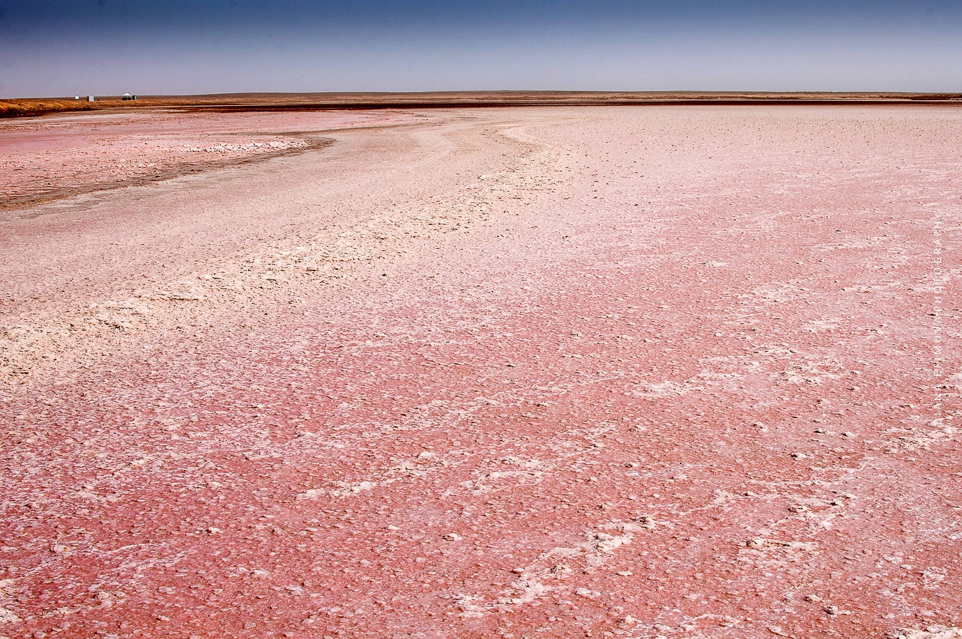Меклетинское солёное розовое озеро